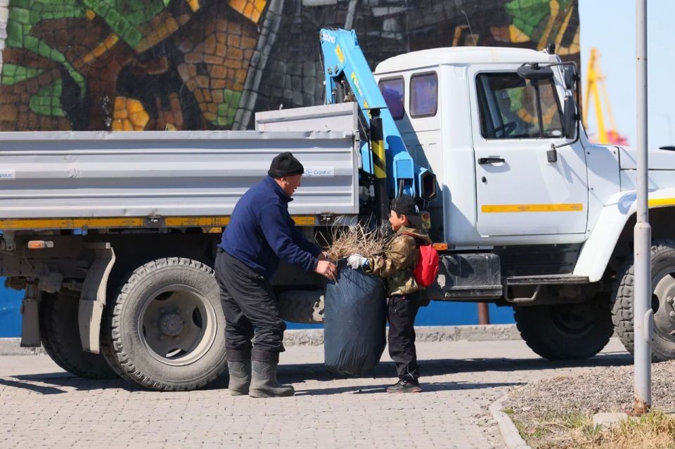 В этот солнечный, пусть и немного прохладный день состоялся уже традиционный общегородской субботник В этот солнечный, пусть и немного прохладный день состоялся уже традиционный общегородской субботник