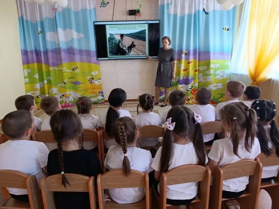 В детских садах Анадыря на этой неделе прошли патриотические мероприятия, посвящённые Дню пограничника и Дню рождения «Юнармии» В детских садах Анадыря на этой неделе прошли патриотические мероприятия, посвящённые Дню пограничника и Дню рождения «Юнармии»