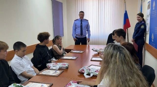 Руководитель следственного управления СК России по Чукотскому автономному округу наградил победителей и призеров конкурса детского рисунка, посвящённого 15-летию ведомства и Дню защиты детей Руководитель следственного управления СК России по Чукотскому автономному округу наградил победителей и призеров конкурса детского рисунка, посвящённого 15-летию ведомства и Дню защиты детей