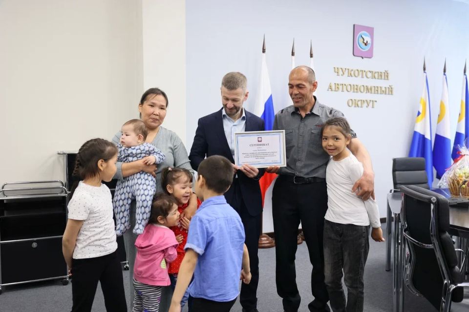 Губернатор Чукотки Владислав Кузнецов вручил первой семье увеличенный жилищный сертификат на 10 миллионов рублей Губернатор Чукотки Владислав Кузнецов вручил первой семье увеличенный жилищный сертификат на 10 миллионов рублей