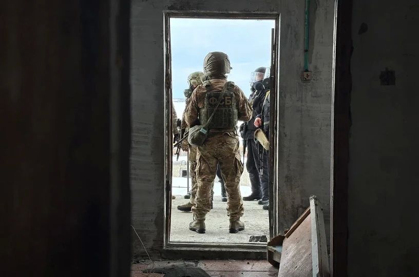 Условный теракт с минированием арсенала военной части сорвали силовики округа, сообщает ИА "Чукотка" Условный теракт с минированием арсенала военной части сорвали силовики округа, сообщает ИА "Чукотка"