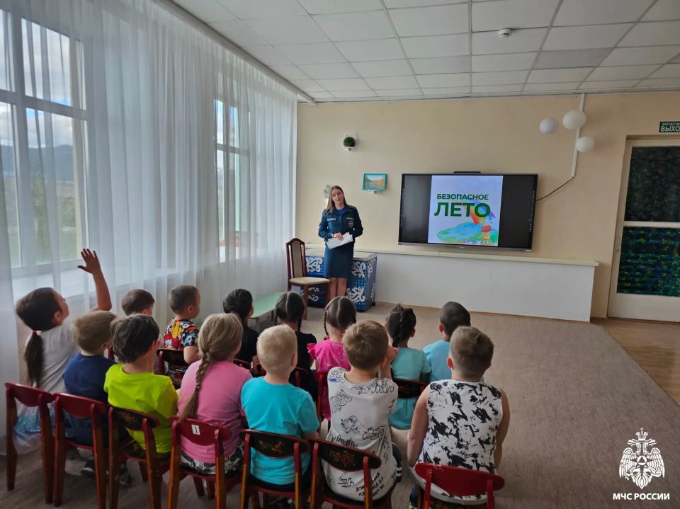 Уроки безопасности для малышей: сотрудники СПСЧ № 4 побывали в гостях у дошколят Билибино