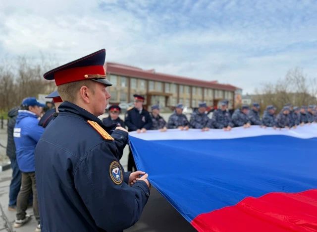 Сотрудники следственного управления СК России по Чукотскому автономному округу приняли участие в патриотической акции «Флаг России» Сотрудники следственного управления СК России по Чукотскому автономному округу приняли участие в патриотической акции «Флаг России»