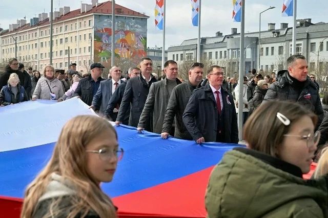 Сотрудники следственного управления СК России по Чукотскому автономному округу приняли участие в патриотической акции «Флаг России» Сотрудники следственного управления СК России по Чукотскому автономному округу приняли участие в патриотической акции «Флаг России»