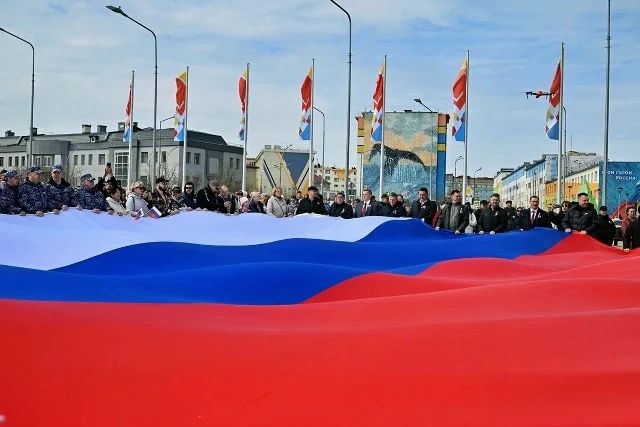 Сотрудники следственного управления СК России по Чукотскому автономному округу приняли участие в патриотической акции «Флаг России» Сотрудники следственного управления СК России по Чукотскому автономному округу приняли участие в патриотической акции «Флаг России»