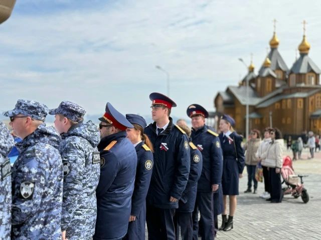 Сотрудники следственного управления СК России по Чукотскому автономному округу приняли участие в патриотической акции «Флаг России» Сотрудники следственного управления СК России по Чукотскому автономному округу приняли участие в патриотической акции «Флаг России»