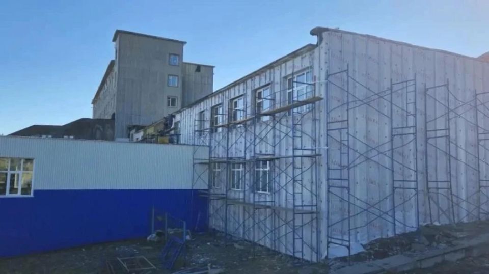В посёлке Провидения начался капитальный ремонт облицовки фасада здания Чукотского северо-восточного техникума В посёлке Провидения начался капитальный ремонт облицовки фасада здания Чукотского северо-восточного техникума