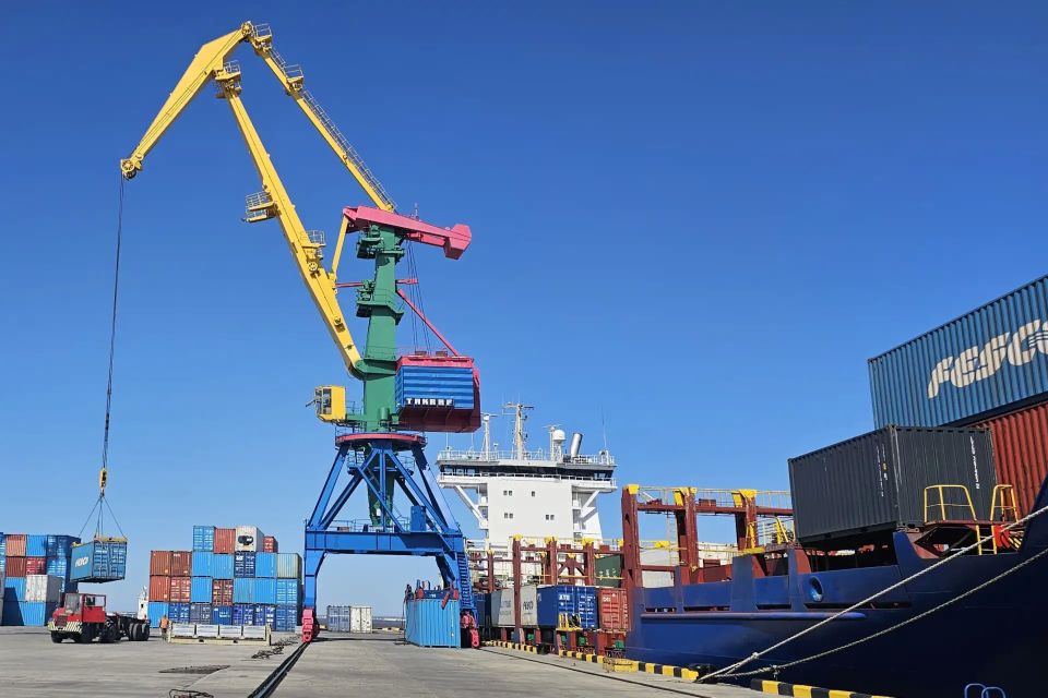Первые суда с продовольствием прибыли в порты Анадыря и Провидения, сообщает ИА "Чукотка" Первые суда с продовольствием прибыли в порты Анадыря и Провидения, сообщает ИА "Чукотка"