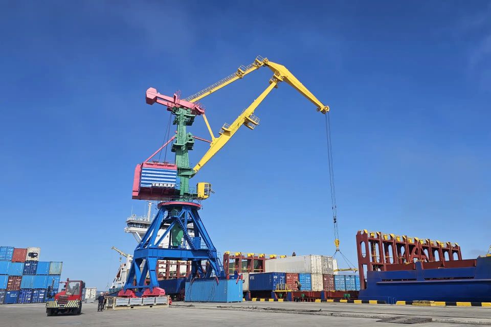 Первые суда с продовольствием прибыли в порты Анадыря и Провидения, сообщает ИА "Чукотка" Первые суда с продовольствием прибыли в порты Анадыря и Провидения, сообщает ИА "Чукотка"