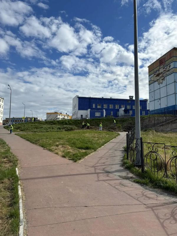 Поддерживать чистоту в городе помогают и наши школьные отряды Поддерживать чистоту в городе помогают и наши школьные отряды