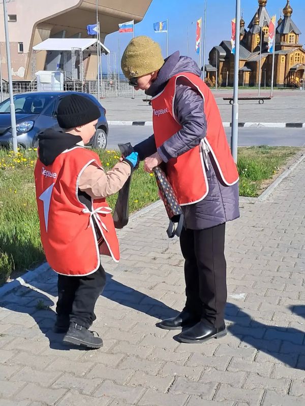 В преддверии Дня памяти и скорби воспитанники детского сада «Золотой ключик» вышли на субботник к памятнику «Чукотка — фронту» В преддверии Дня памяти и скорби воспитанники детского сада «Золотой ключик» вышли на субботник к памятнику «Чукотка — фронту»
