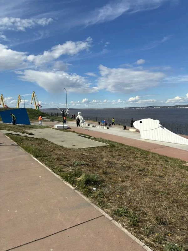 Поддерживать чистоту в городе помогают и наши школьные отряды Поддерживать чистоту в городе помогают и наши школьные отряды