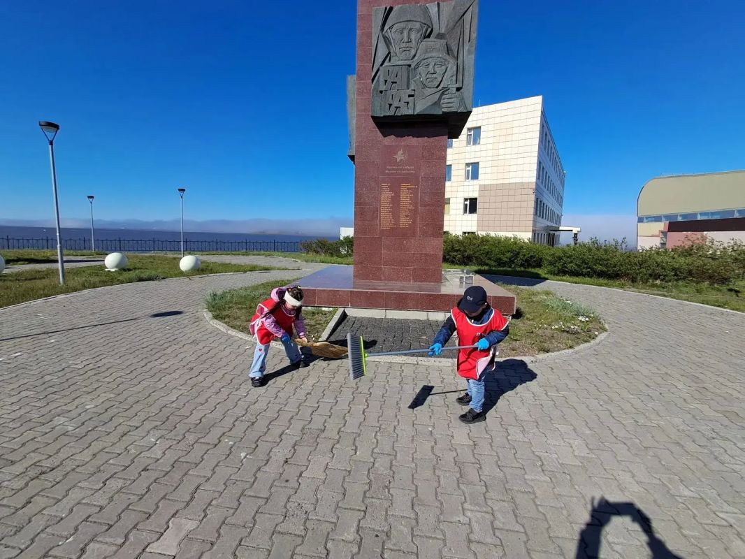 В преддверии Дня памяти и скорби воспитанники детского сада «Золотой ключик» вышли на субботник к памятнику «Чукотка — фронту» В преддверии Дня памяти и скорби воспитанники детского сада «Золотой ключик» вышли на субботник к памятнику «Чукотка — фронту»