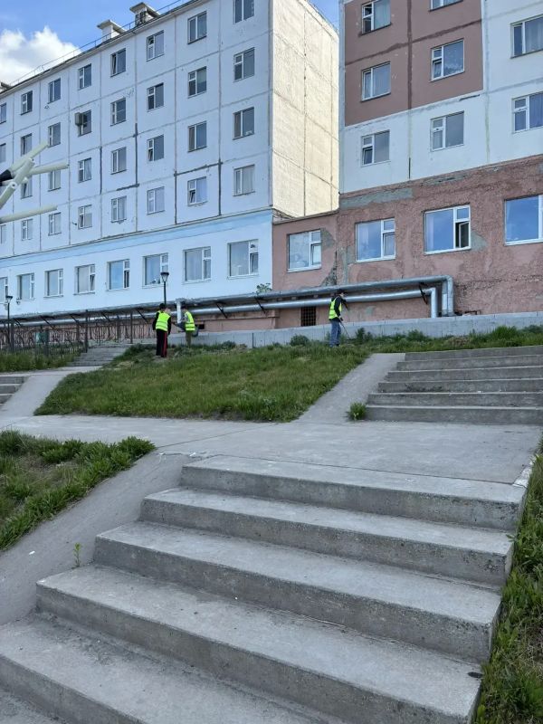 Поддерживать чистоту в городе помогают и наши школьные отряды Поддерживать чистоту в городе помогают и наши школьные отряды