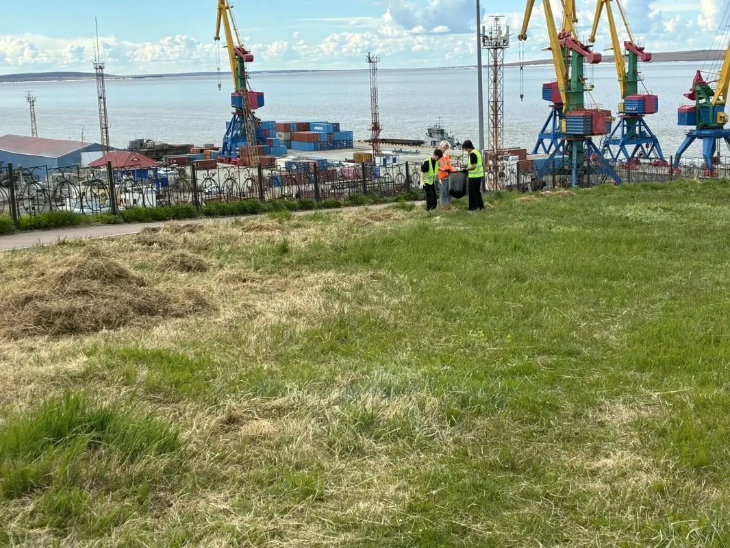 Поддерживать чистоту в городе помогают и наши школьные отряды Поддерживать чистоту в городе помогают и наши школьные отряды