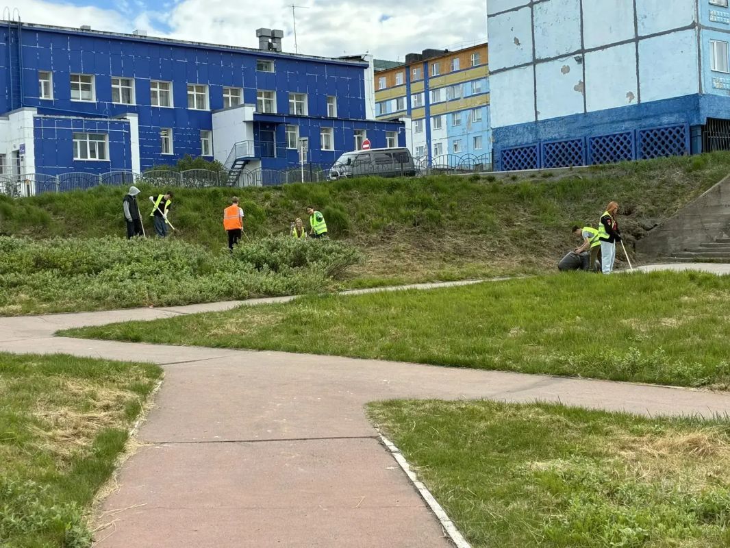 Поддерживать чистоту в городе помогают и наши школьные отряды Поддерживать чистоту в городе помогают и наши школьные отряды