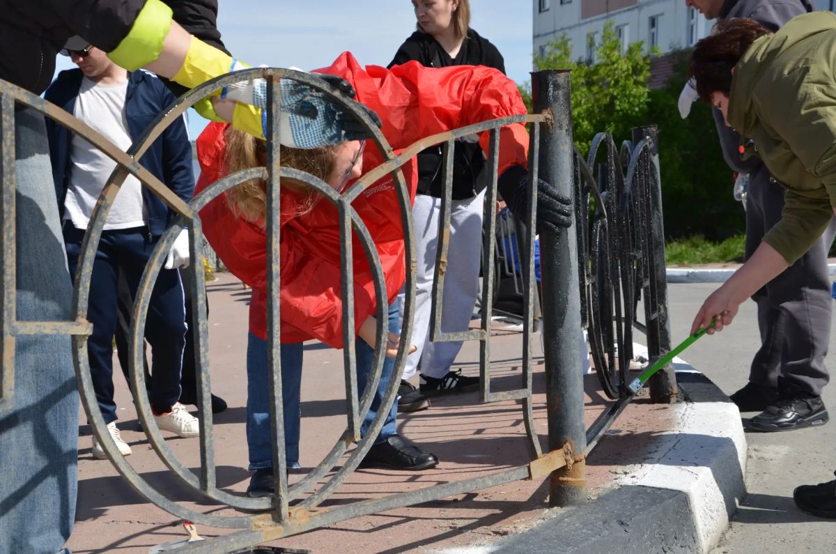 Сегодня вместе с работниками Администрации города и неравнодушными жителями вышли на субботник, решили в этот раз привести в порядок и покрасить ограждения недалеко от площади памятника Первому Ревкому Чукотки Сегодня вместе с работниками Администрации города и неравнодушными жителями вышли на субботник, решили в этот раз привести в порядок и покрасить ограждения недалеко от площади памятника Первому Ревкому Чукотки