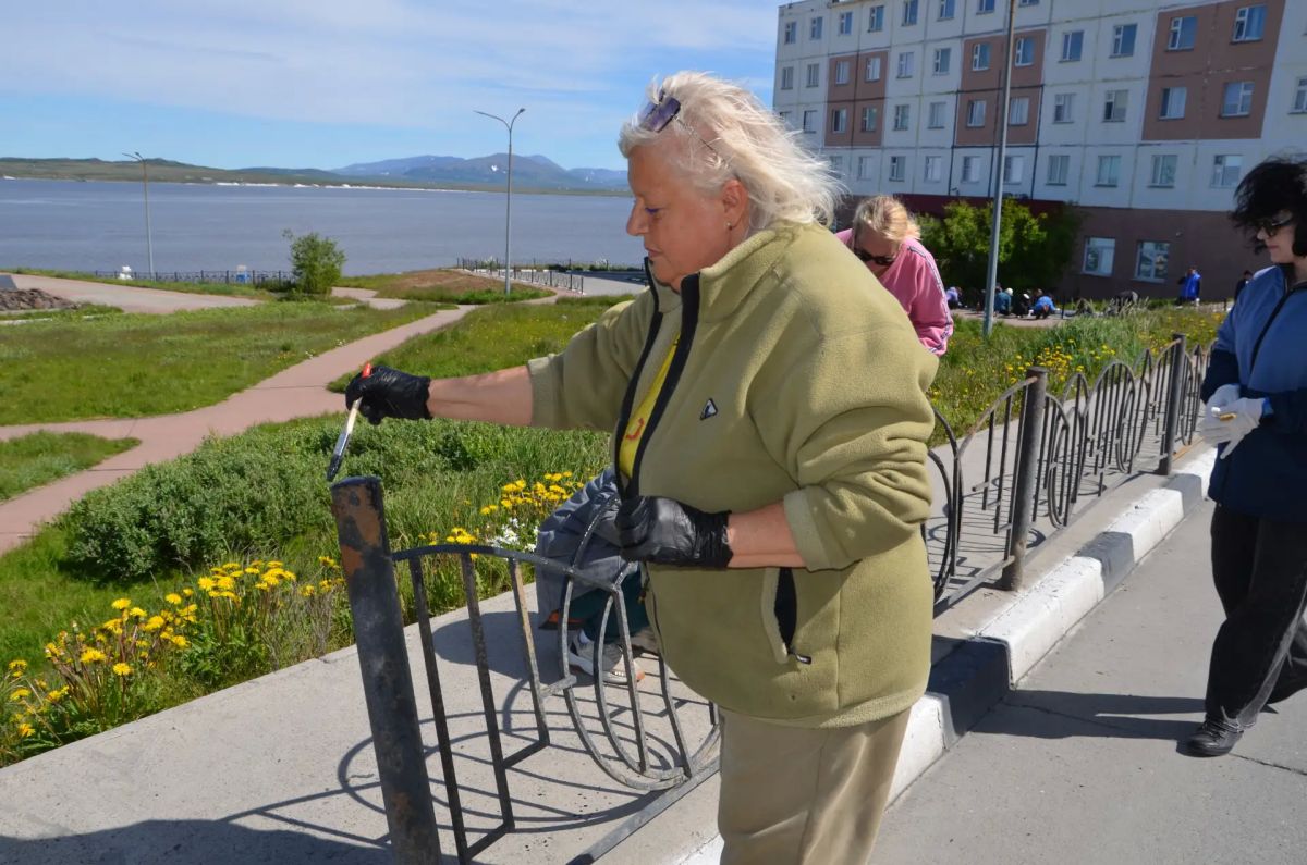 Сегодня вместе с работниками Администрации города и неравнодушными жителями вышли на субботник, решили в этот раз привести в порядок и покрасить ограждения недалеко от площади памятника Первому Ревкому Чукотки Сегодня вместе с работниками Администрации города и неравнодушными жителями вышли на субботник, решили в этот раз привести в порядок и покрасить ограждения недалеко от площади памятника Первому Ревкому Чукотки