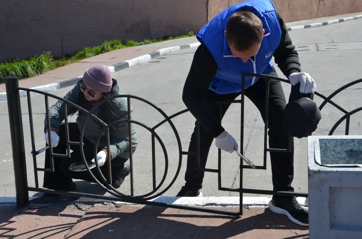 Сегодня вместе с работниками Администрации города и неравнодушными жителями вышли на субботник, решили в этот раз привести в порядок и покрасить ограждения недалеко от площади памятника Первому Ревкому Чукотки Сегодня вместе с работниками Администрации города и неравнодушными жителями вышли на субботник, решили в этот раз привести в порядок и покрасить ограждения недалеко от площади памятника Первому Ревкому Чукотки
