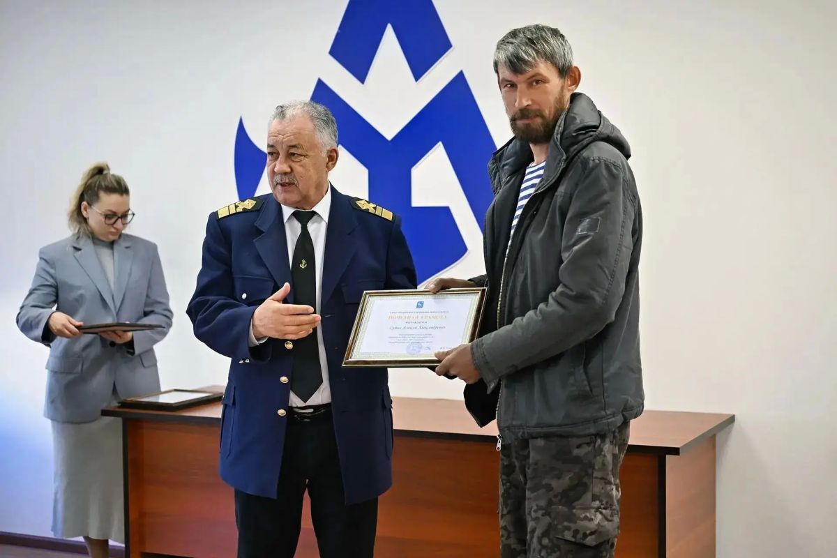 В Анадырском морском порту наградили работников в честь Дня морского и речного флота В Анадырском морском порту наградили работников в честь Дня морского и речного флота