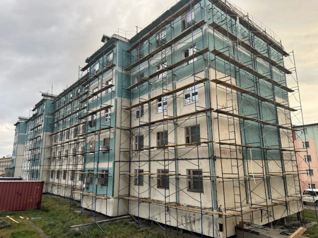 В Певеке выполняется капитальный ремонт фасада многоквартирного дома
