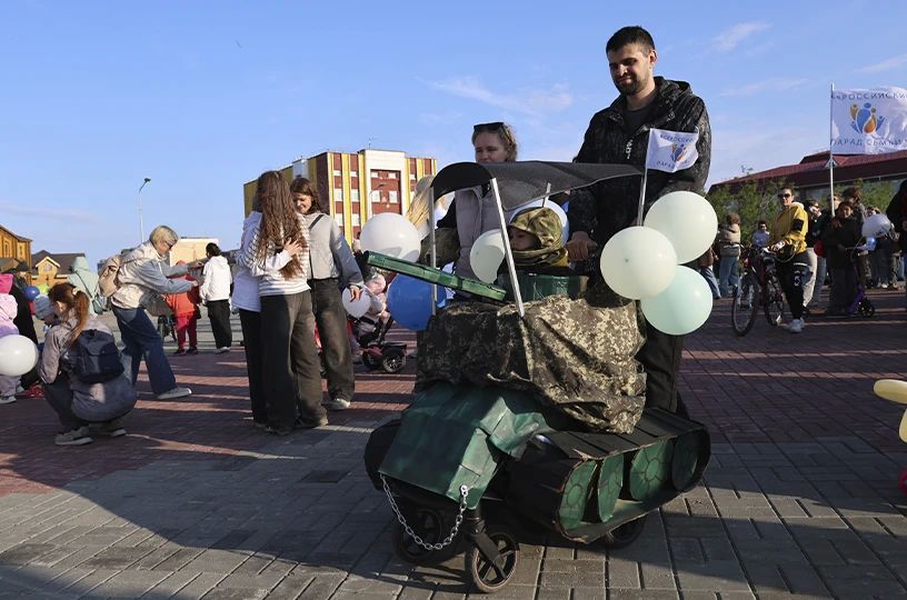 Парады, награждения и концерты прошли в округе в День семьи, любви и верности, сообщает ИА "Чукотка" Парады, награждения и концерты прошли в округе в День семьи, любви и верности, сообщает ИА "Чукотка"
