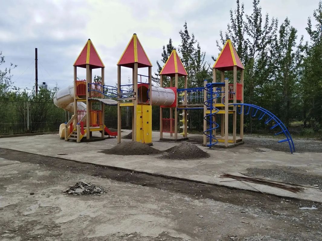 В структурном подразделении детского сада "Брусничка" школы-интерната с. Кепервеем Билибинского района проводятся плановые работы по благоустройству территории В структурном подразделении детского сада "Брусничка" школы-интерната с. Кепервеем Билибинского района проводятся плановые работы по благоустройству территории