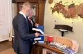 Историко-патриотическую литературу подарили библиотекам округа, сообщает ИА "Чукотка"