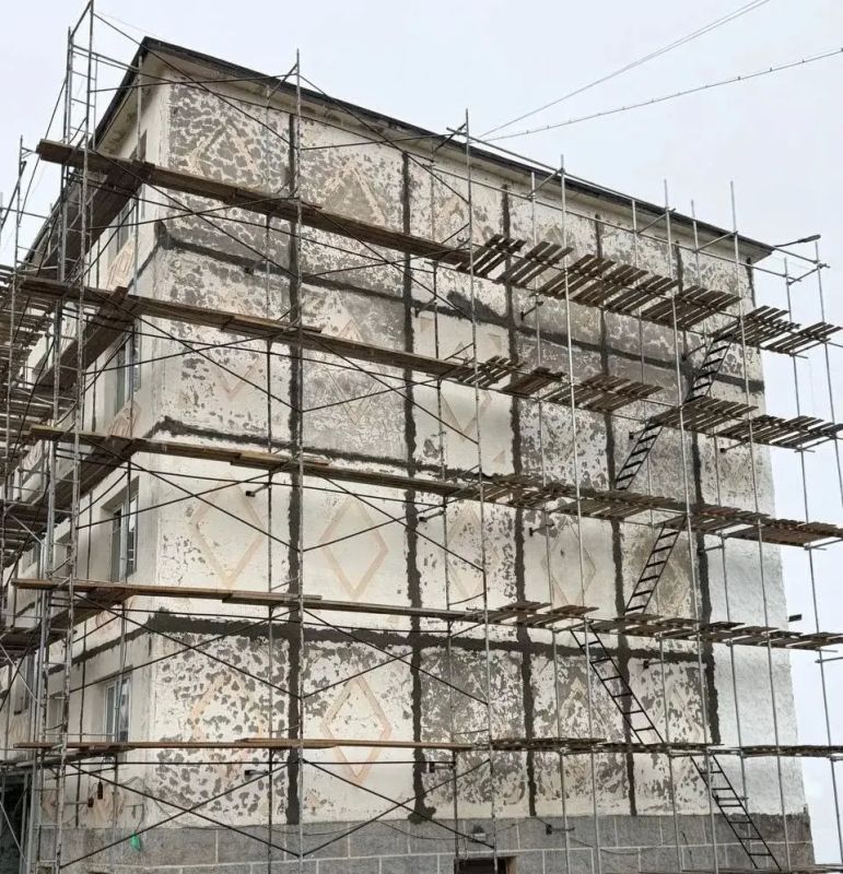 В поселке Провидения выполняют капремонт фасада дома на улице Полярная В поселке Провидения выполняют капремонт фасада дома на улице Полярная