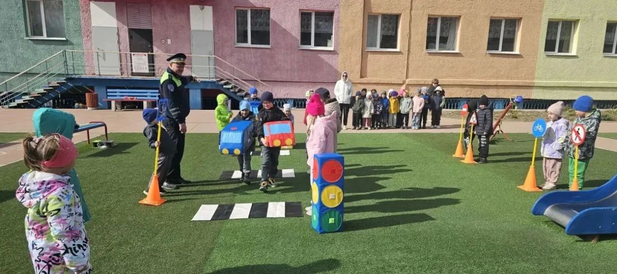 В Певеке начальник местного отделения Госавтоинспекции провёл зарядку и игровые занятия по ПДД для воспитанников детсада «Золотой ключик» В Певеке начальник местного отделения Госавтоинспекции провёл зарядку и игровые занятия по ПДД для воспитанников детсада «Золотой ключик»