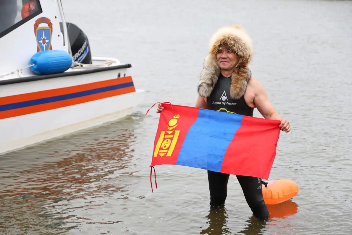 Самая теплая шапочка для плавания была замечена у монгольского участника соревнований по зимнему плаванию «ЛИМАН КРОСС АНАДЫРЬ»