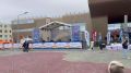 На площади Окружного Дома народного творчества уже собираются жители и гости фестиваля «Берингов пролив»