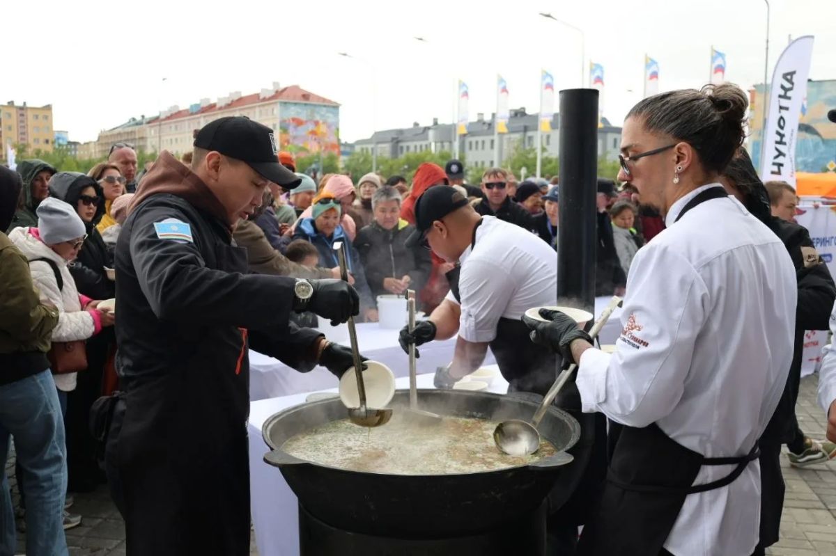 Филиппинский десерт и салат с сердцем оленя подали на гастрофестивале, сообщает ИА "Чукотка" Филиппинский десерт и салат с сердцем оленя подали на гастрофестивале, сообщает ИА "Чукотка"