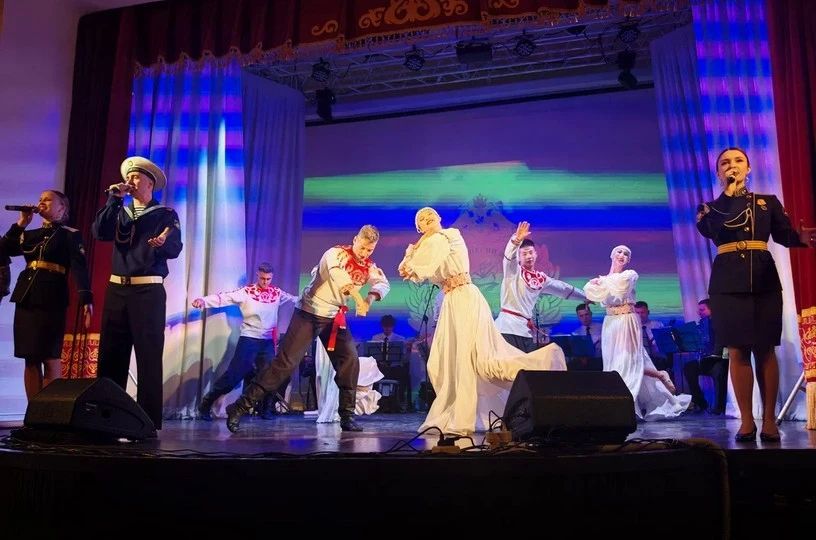 Творческий десант Тихоокеанского флота впервые выступил в Эгвекиноте в честь 80-летия посёлка, сообщает ИА "Чукотка" Творческий десант Тихоокеанского флота впервые выступил в Эгвекиноте в честь 80-летия посёлка, сообщает ИА "Чукотка"