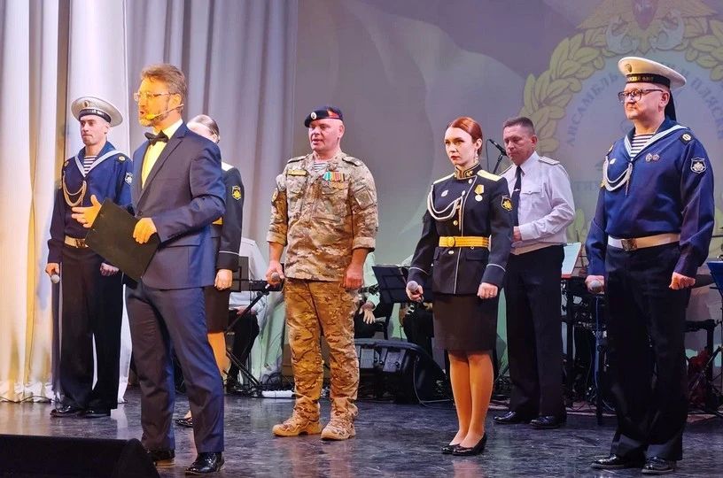 Творческий десант Тихоокеанского флота впервые выступил в Эгвекиноте в честь 80-летия посёлка, сообщает ИА "Чукотка" Творческий десант Тихоокеанского флота впервые выступил в Эгвекиноте в честь 80-летия посёлка, сообщает ИА "Чукотка"