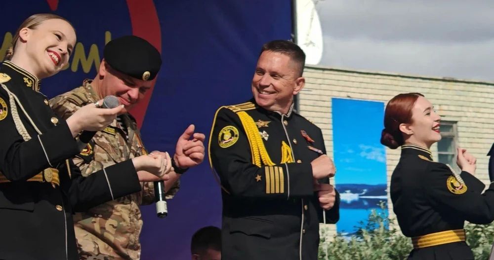 Творческий десант Тихоокеанского флота впервые выступил в Эгвекиноте в честь 80-летия посёлка, сообщает ИА "Чукотка" Творческий десант Тихоокеанского флота впервые выступил в Эгвекиноте в честь 80-летия посёлка, сообщает ИА "Чукотка"