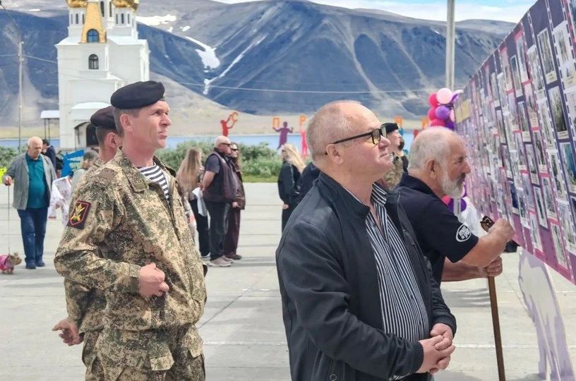 Творческий десант Тихоокеанского флота впервые выступил в Эгвекиноте в честь 80-летия посёлка, сообщает ИА "Чукотка" Творческий десант Тихоокеанского флота впервые выступил в Эгвекиноте в честь 80-летия посёлка, сообщает ИА "Чукотка"