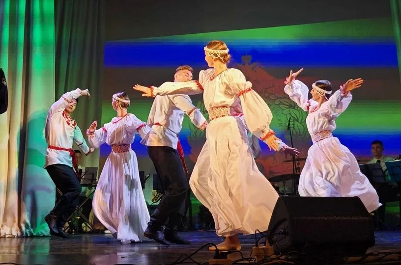 Творческий десант Тихоокеанского флота впервые выступил в Эгвекиноте в честь 80-летия посёлка, сообщает ИА "Чукотка" Творческий десант Тихоокеанского флота впервые выступил в Эгвекиноте в честь 80-летия посёлка, сообщает ИА "Чукотка"