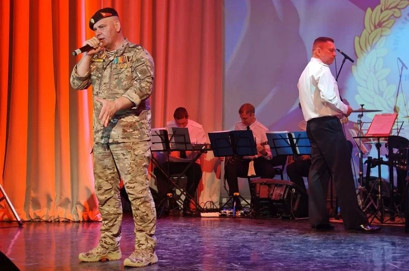Творческий десант Тихоокеанского флота впервые выступил в Эгвекиноте в честь 80-летия посёлка, сообщает ИА "Чукотка" Творческий десант Тихоокеанского флота впервые выступил в Эгвекиноте в честь 80-летия посёлка, сообщает ИА "Чукотка"