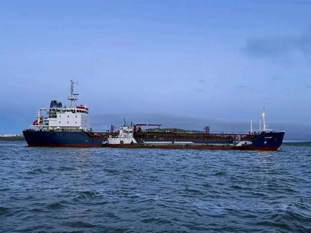 С начала топливной навигации 2026 года в округ доставлено около 21 000 тонн нефтепродуктов С начала топливной навигации 2026 года в округ доставлено около 21 000 тонн нефтепродуктов