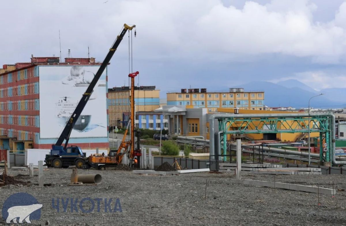 Партию материалов и техники для строительства арендного дома привезли в Анадырь, сообщает ИА "Чукотка"