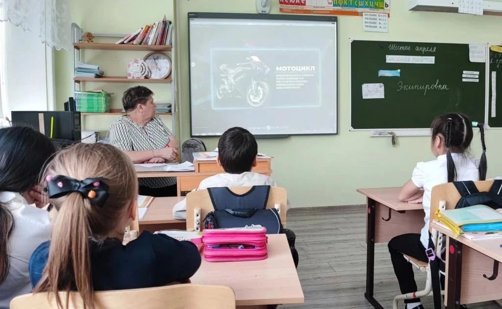 Провела рабочее совещание, посвященное вопросам развития детско-юношеского движения Юных инспекторов дорожного движения и профилактике детского дорожно-транспортного травматизма Провела рабочее совещание, посвященное вопросам развития детско-юношеского движения Юных инспекторов дорожного движения и профилактике детского дорожно-транспортного травматизма
