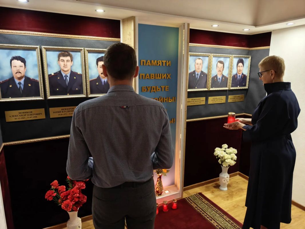 В Анадыре почтили память сотрудников, погибших при исполнении служебного долга В Анадыре почтили память сотрудников, погибших при исполнении служебного долга