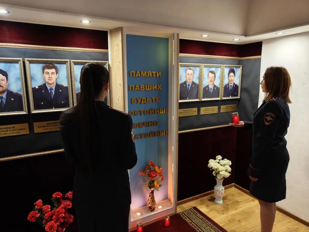 В Анадыре почтили память сотрудников, погибших при исполнении служебного долга В Анадыре почтили память сотрудников, погибших при исполнении служебного долга