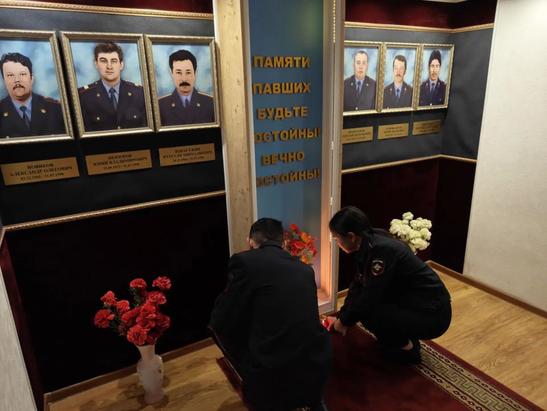 В Анадыре почтили память сотрудников, погибших при исполнении служебного долга В Анадыре почтили память сотрудников, погибших при исполнении служебного долга
