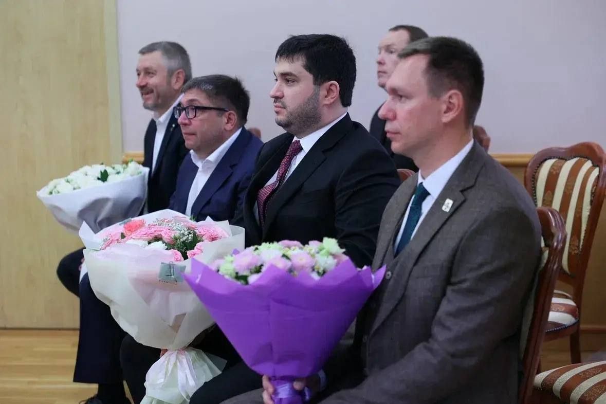 По поручению Губернатора Чукотского автономного округа поздравил молодожёнов — Александра Александровича Брылина и его избранницу Екатерину с одним из самых важных событий в жизни — днём их бракосочетания По поручению Губернатора Чукотского автономного округа поздравил молодожёнов — Александра Александровича Брылина и его избранницу Екатерину с одним из самых важных событий в жизни — днём их бракосочетания