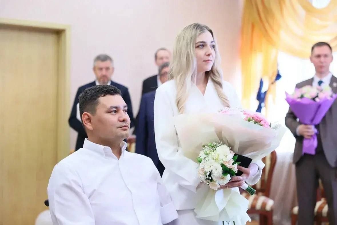 По поручению Губернатора Чукотского автономного округа поздравил молодожёнов — Александра Александровича Брылина и его избранницу Екатерину с одним из самых важных событий в жизни — днём их бракосочетания По поручению Губернатора Чукотского автономного округа поздравил молодожёнов — Александра Александровича Брылина и его избранницу Екатерину с одним из самых важных событий в жизни — днём их бракосочетания