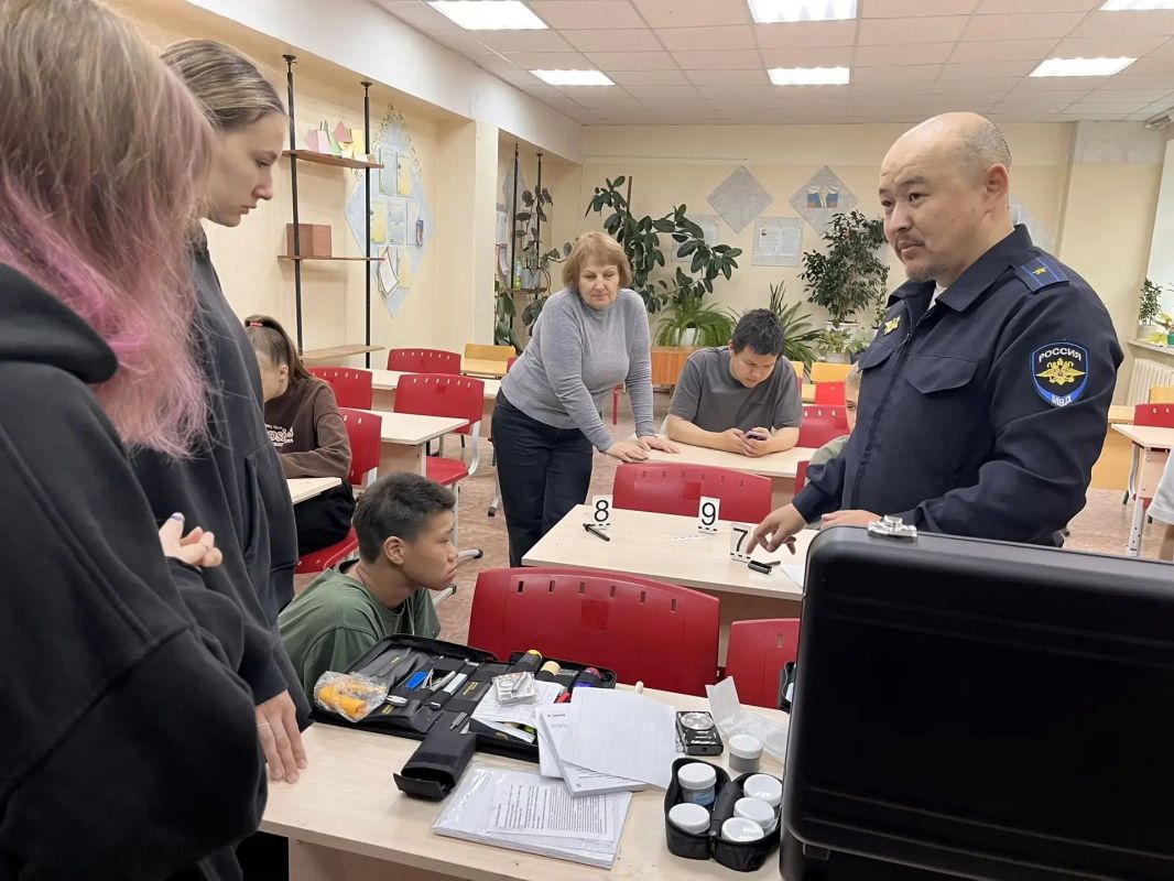 В детском лагере, расположенном в Проведении, полицейские провели познавательное мероприятие для детей и подростков В детском лагере, расположенном в Проведении, полицейские провели познавательное мероприятие для детей и подростков