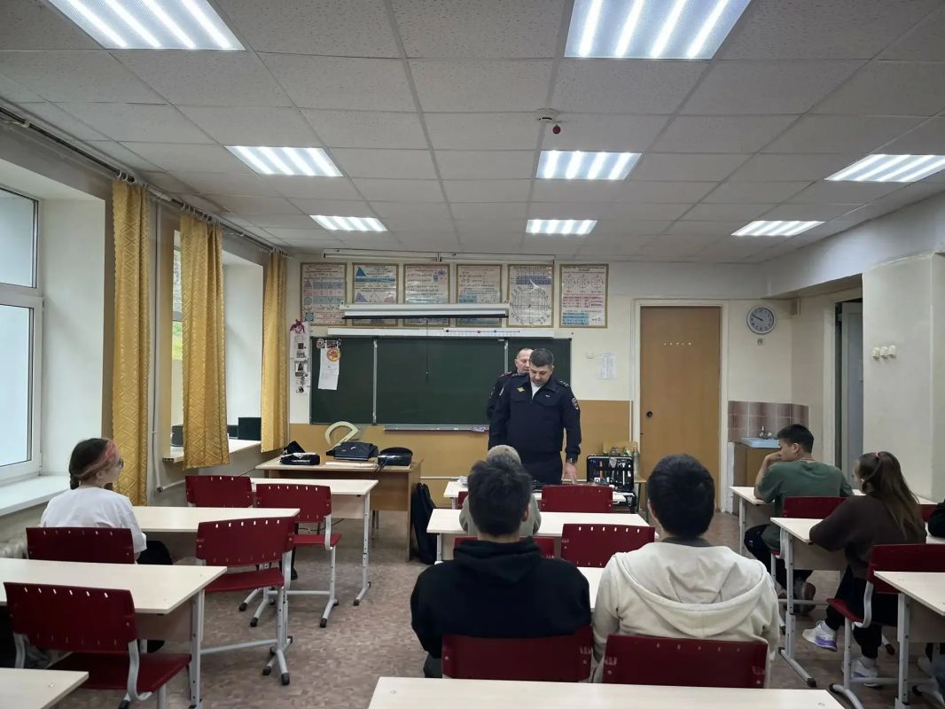 В детском лагере, расположенном в Проведении, полицейские провели познавательное мероприятие для детей и подростков В детском лагере, расположенном в Проведении, полицейские провели познавательное мероприятие для детей и подростков