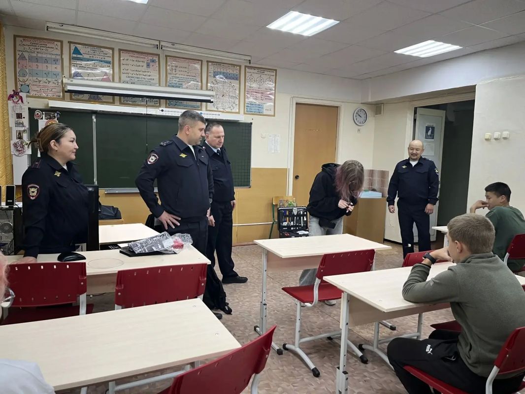 В детском лагере, расположенном в Проведении, полицейские провели познавательное мероприятие для детей и подростков В детском лагере, расположенном в Проведении, полицейские провели познавательное мероприятие для детей и подростков